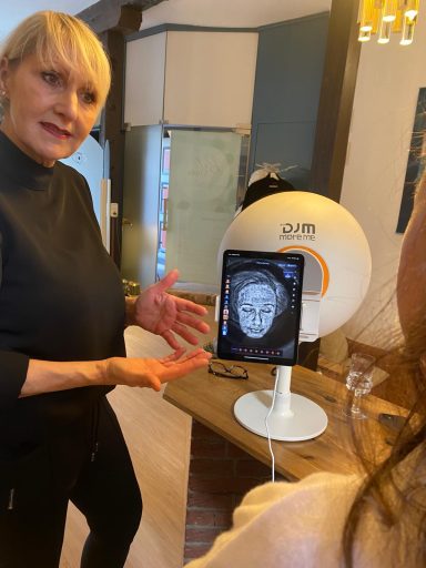 Hautanalyse bei Bel Etage by Nora Professionelle Hautanalyse in Melsungen in dem Kosmetikstudio von Nora Medyan.