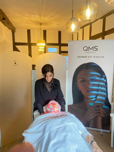 Die erfahrene Kosmetikerin Nora Medyan behandelt eine Kundin in ihrem Kosmetikstudio in Melsungen. Die erfahrene Kosmetikerin Nora Medyan behandelt eine Kundin in ihrem Kosmetikstudio in Melsungen.